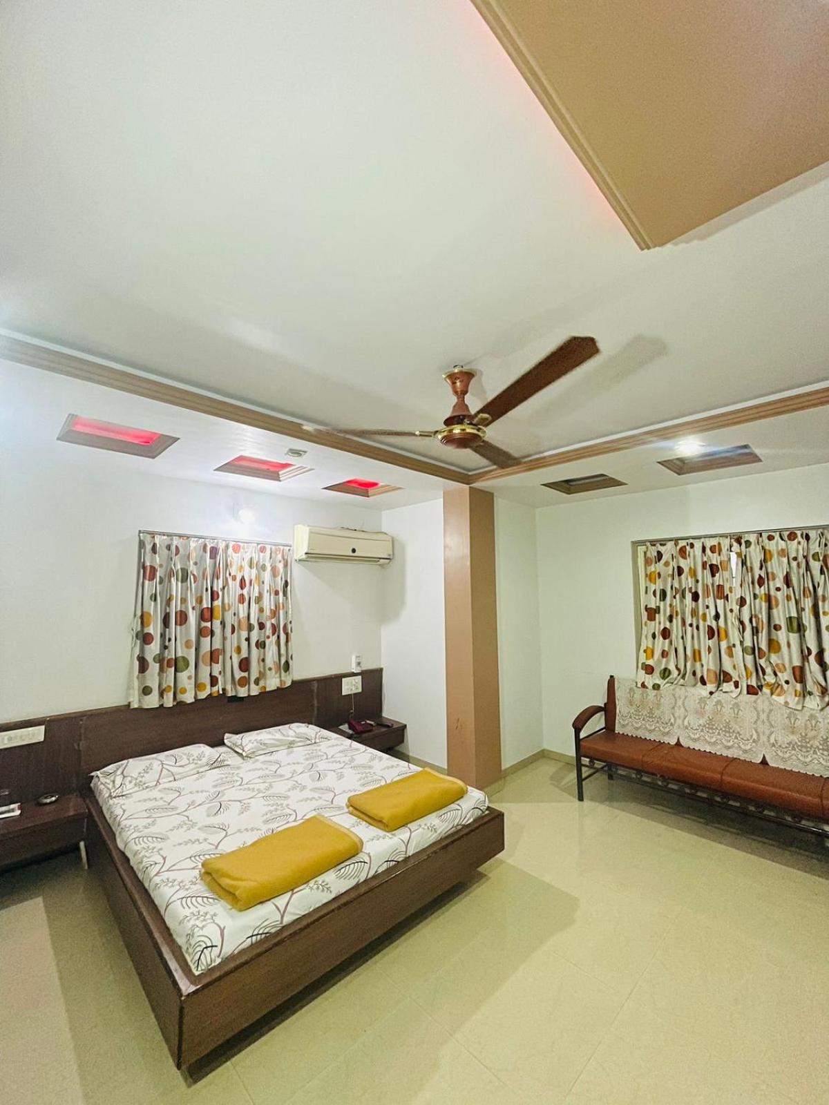 Hotel Rajdhani And Guest House Gujarat - Best Family Hotel In Halol Near Pavagadh And Halol Gidc 외부 사진